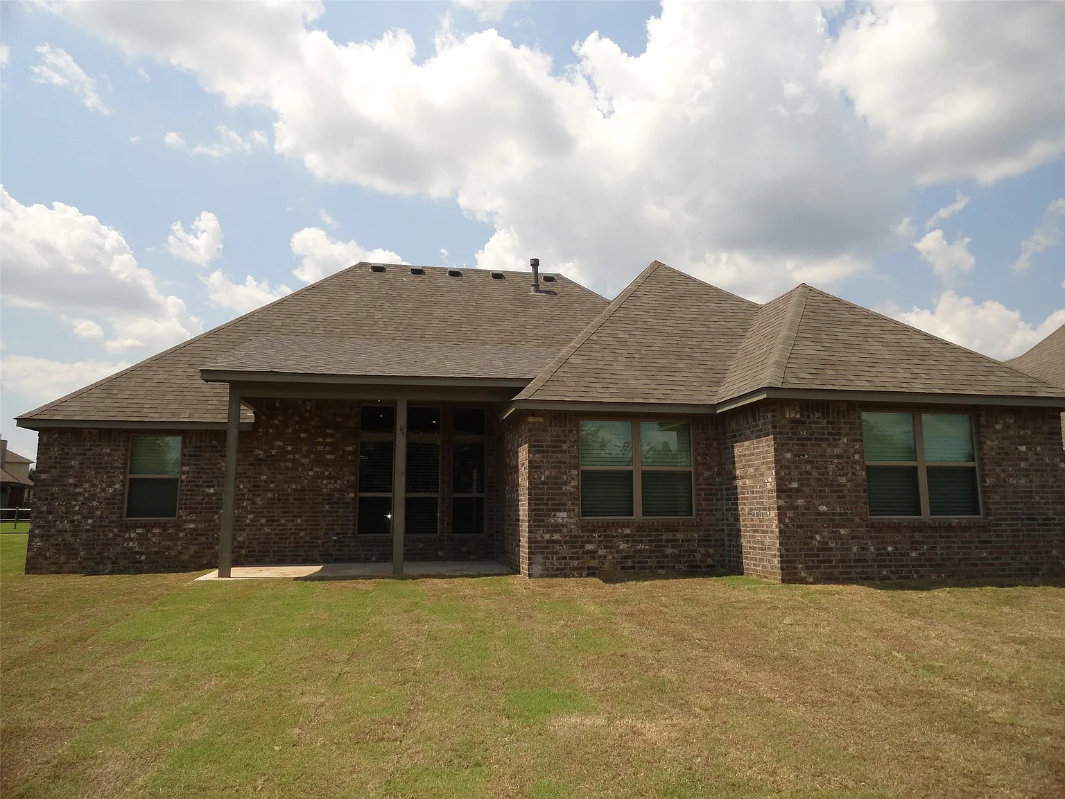 5 bed, 3.0 bath, 2421 sqft, $2,795 — Photo 2