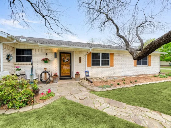 900 Springdale Rd, Bedford, TX 76021