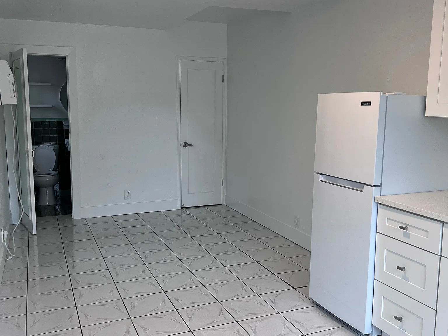 Studio, 300 sqft, $1,300 — Photo 3