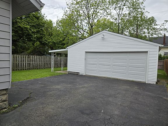 2nd image of 690 Woodbine Ave SE