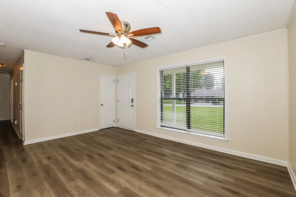 3 bed, 1.5 bath, 1125 sqft, $1,710 — Photo 3