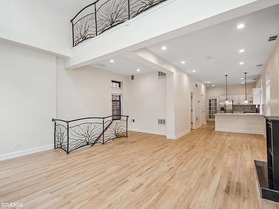 4th image of 1041 S Oakley Blvd #2