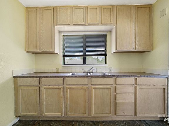 3rd image of 426 Dierkes St W