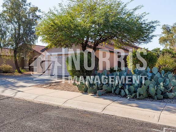 3rd image of 923 N Maria Ln