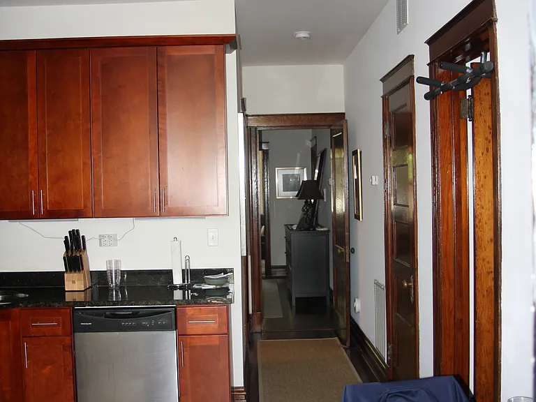 1462 W Farragut Ave #1 — Photo 4