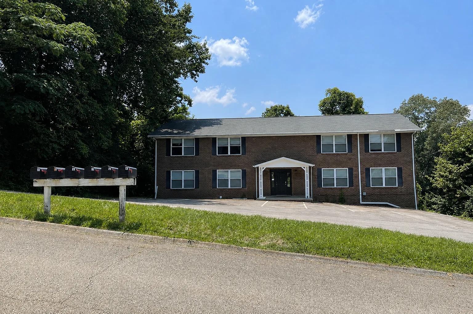 2 bed, 1.5 bath, 1000 sqft, $1,325 — Photo 1