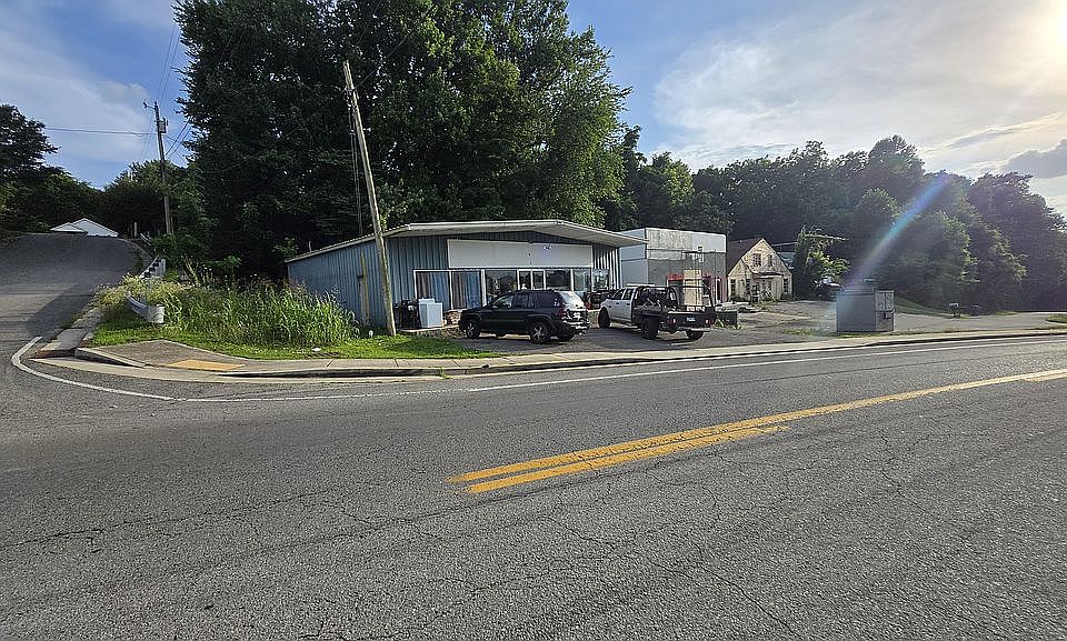 1st image of 1124 Bridge St