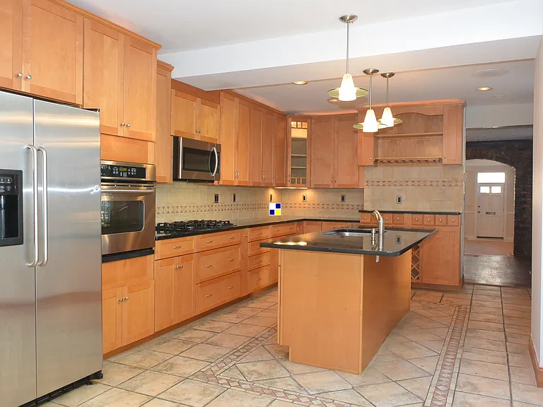 319 E Cross St — Photo 8
