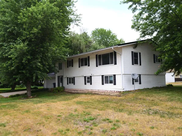 831 S 4th St, Guttenberg, IA 52052