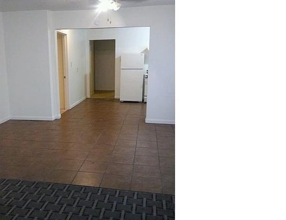 3rd image of 1004 E Camp Cir