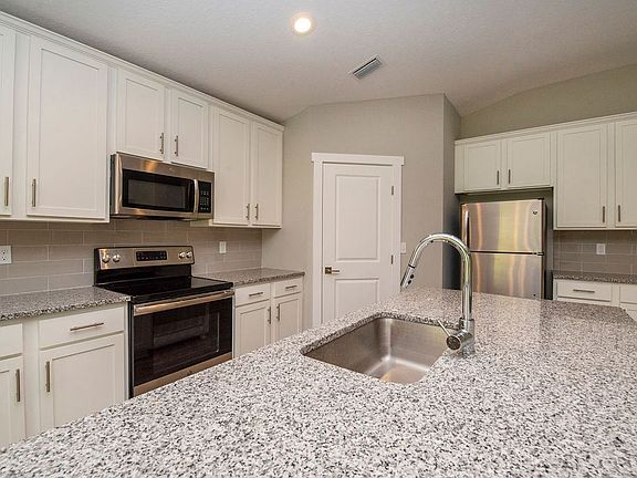 4th image of 272 Lakeshore Dr