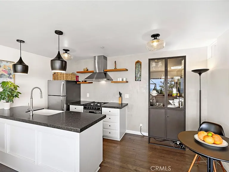 290 La Brea St — Photo 4