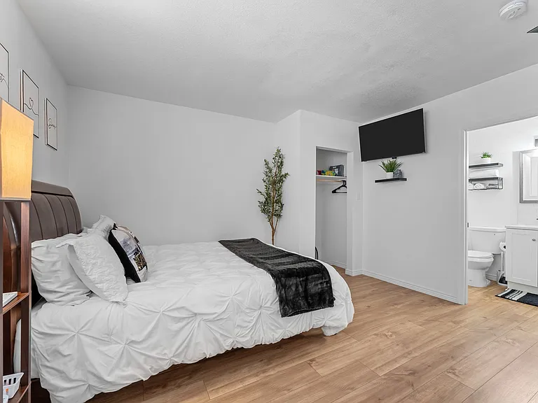 8742 W Meadowbrook Ave — Photo 37