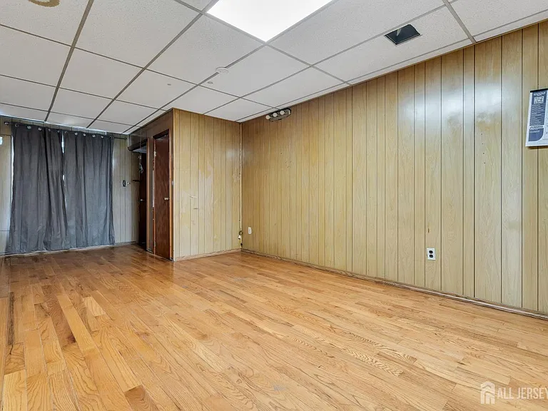 287 E Smith St — Photo 23