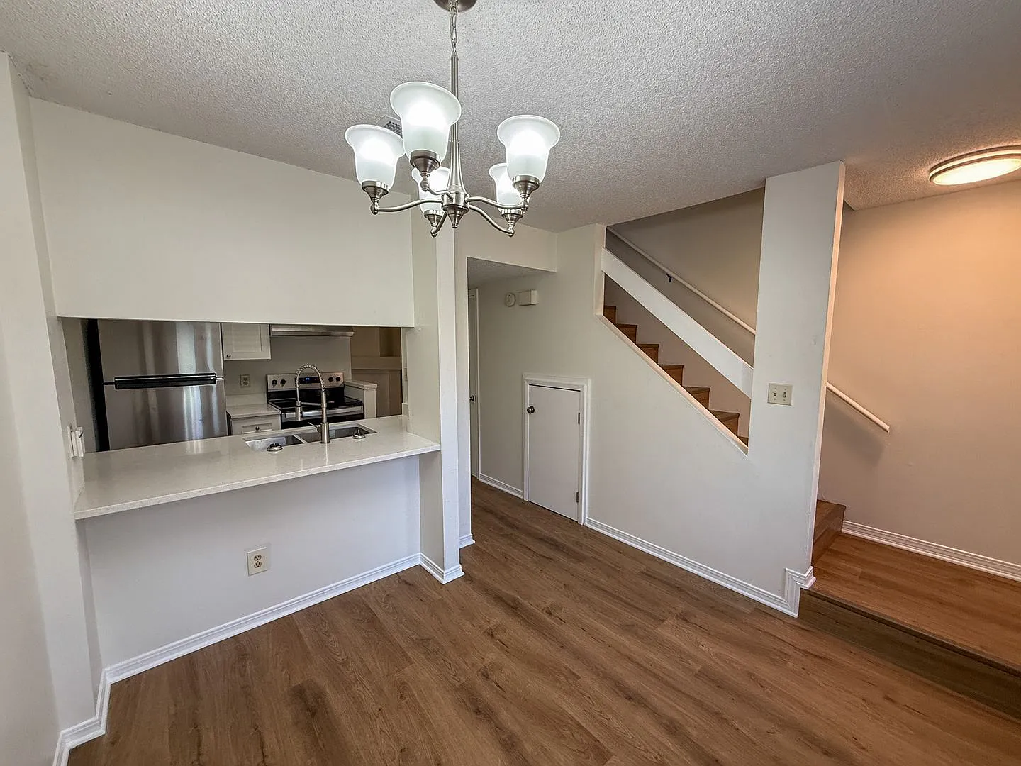 Pet Friendly & Remodeled 2 bedroom 1.5 bath townhouse available for rent! — Photo 2