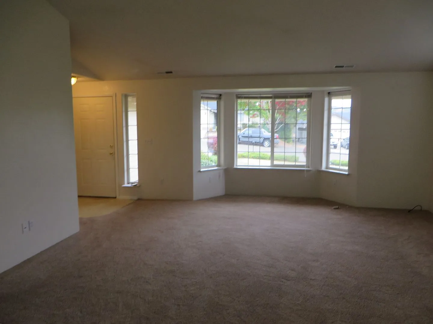 Nice 3 Bedroom Home in Green! — Photo 2