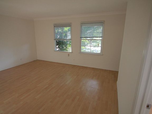 2nd image of 5928 Melrose Ave APT 6