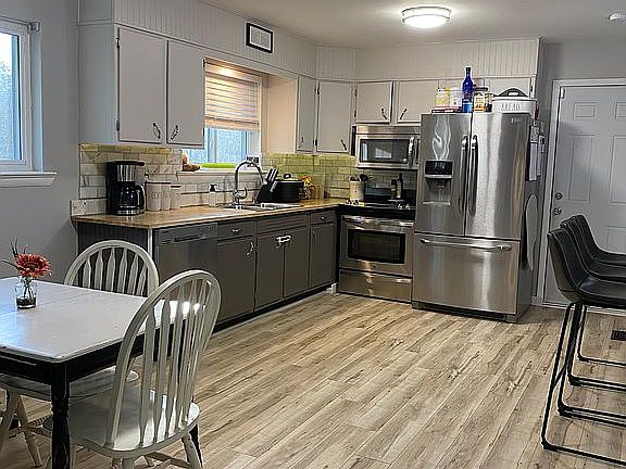 4th image of 86 Sharon Cir