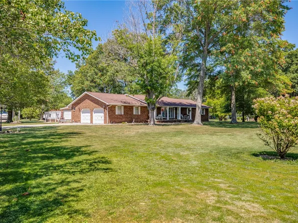 9769 N Loy Chapel Rd, Effingham, IL 62401