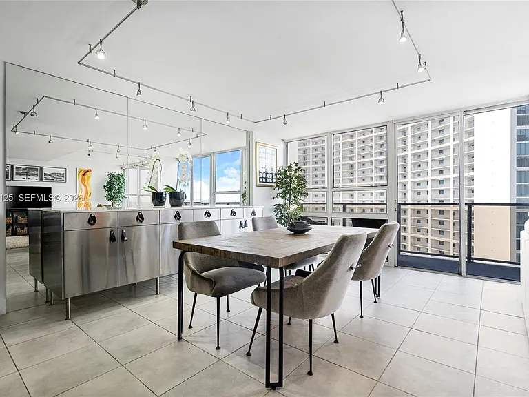 600 NE 36th St #2 — Photo 5