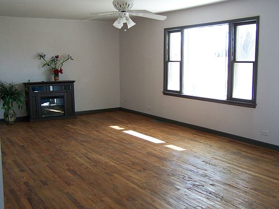 3rd image of 100 Shirley St