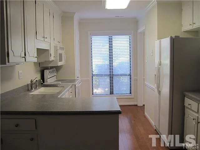 111 Charter Oaks Cir — Photo 2