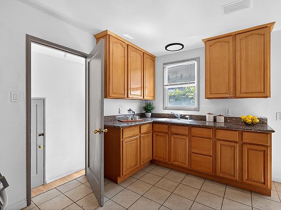 4th image of 1137 Seminary Ave