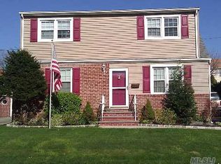 233 Colonial Ave, Williston Park, NY 11596