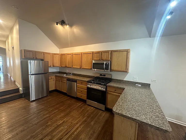 3634 N Ashland Ave — Photo 4