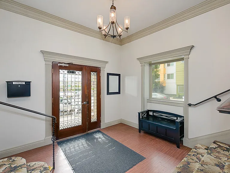 Abbottsford Apartments — Photo 6