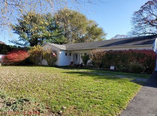 6 Wedge Ln, Selden, NY 11784