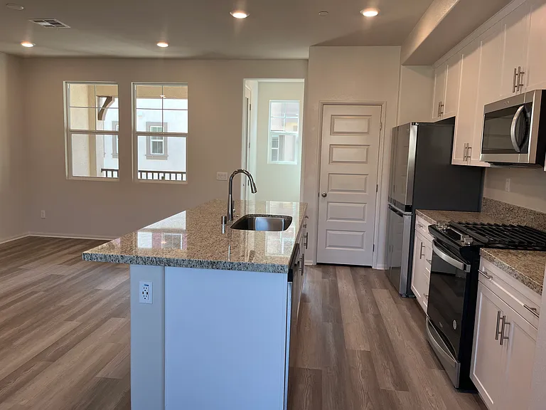 28019 Oakdale Dr — Photo 6
