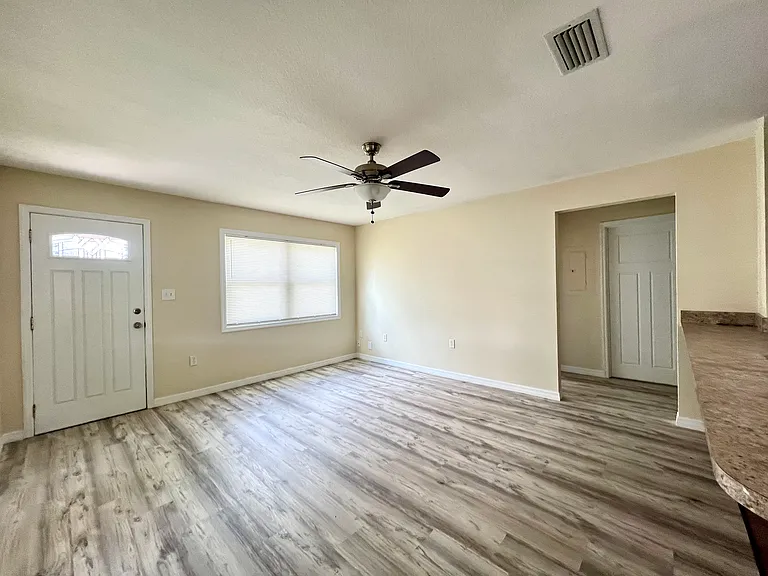 1430 W Rambla St — Photo 4