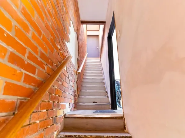 2 London St #3, Toronto, ON M6G 1M9