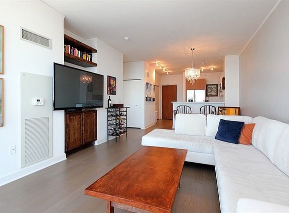 3rd image of 1901 S Calumet Ave #2809