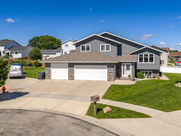 800 Dianes Ct NE, Mandan, ND 58554