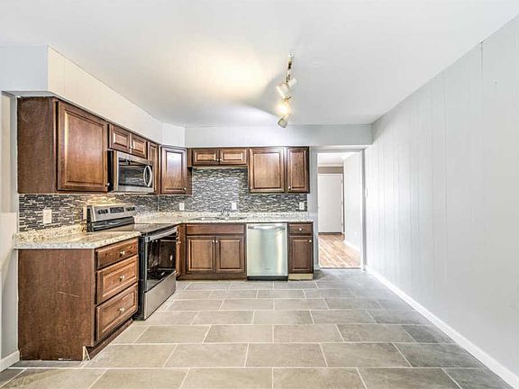 5th image of 718 Bellflower Dr