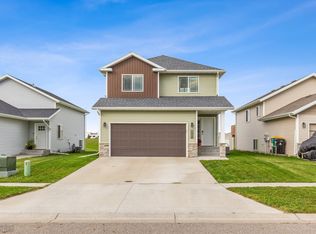 1074 Highland Ln W, West Fargo, ND 58078