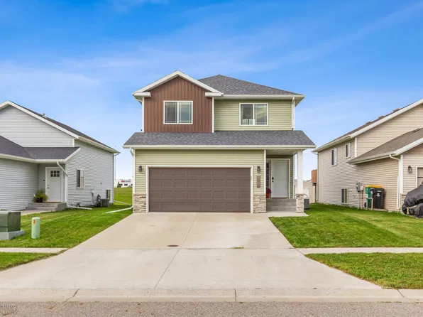 1074 Highland Ln W, West Fargo, ND 58078