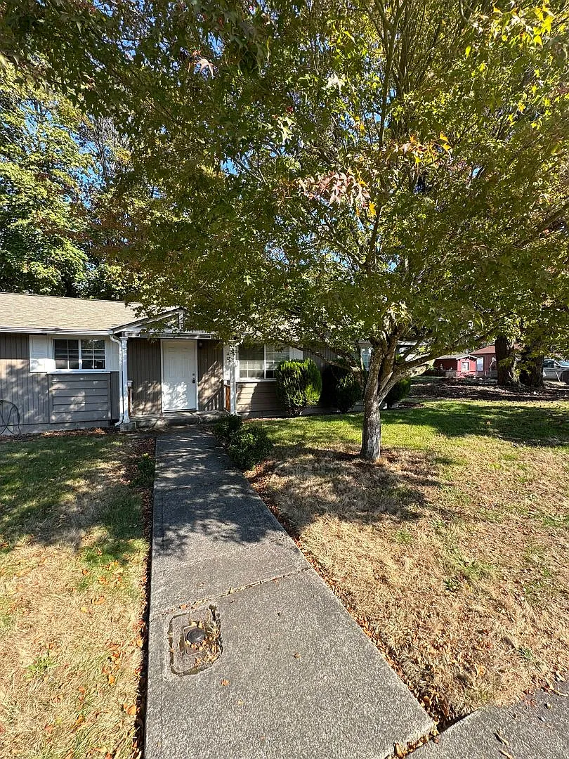 Cozy 2 Bedroom Unit in Lakewood — Photo 2