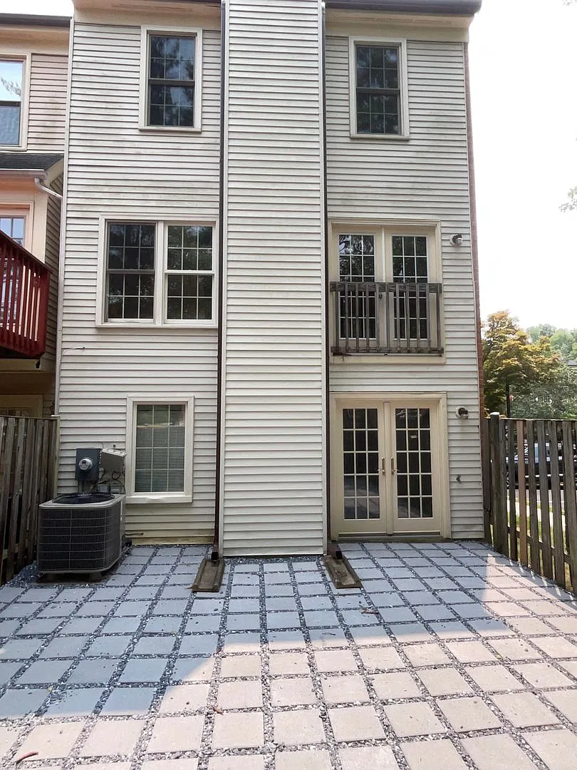 Gorgeous 3BR 2 full bath, 2 half bath end unit townhome located in the Woodmont Place community o... — Photo 3