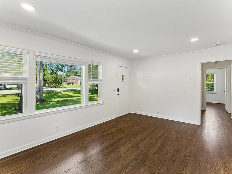907 Westchester Dr — Photo 6