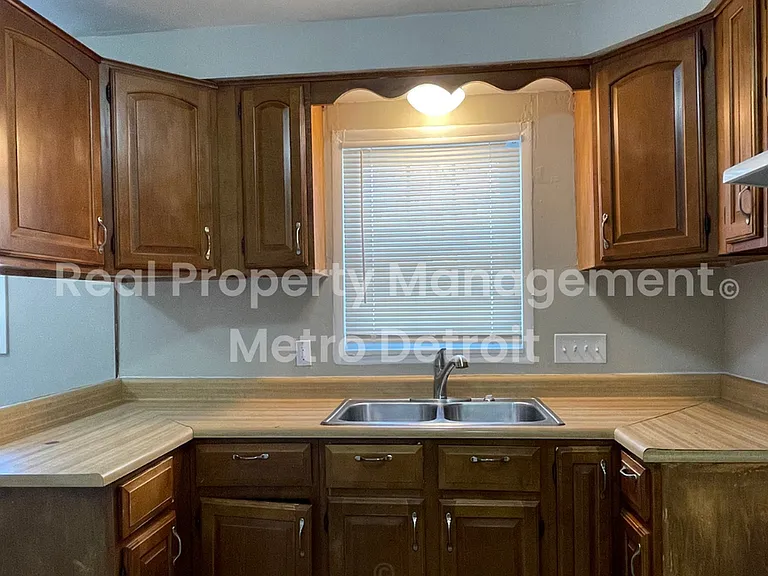 1173 Featherstone Rd — Photo 6
