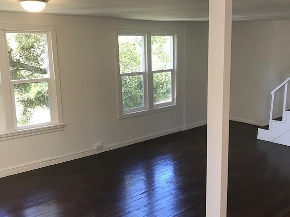 3rd image of 1279 Oakwood Dr