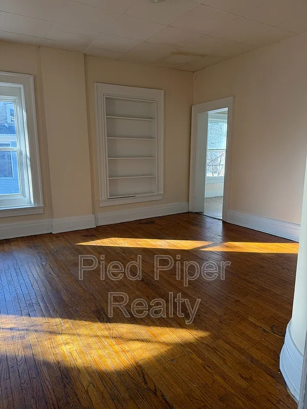2 bed, 1.0 bath, 2561 sqft, $1,395 — Photo 3