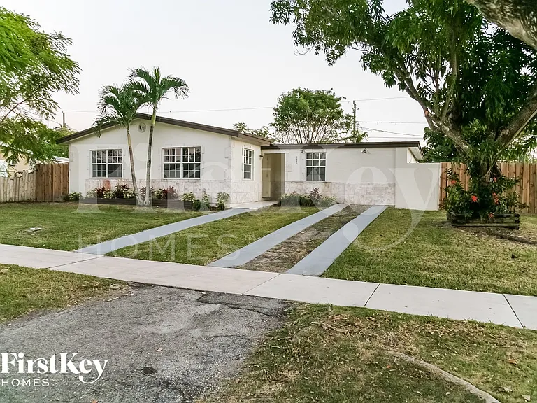 9880 Martinique Dr — Photo 3