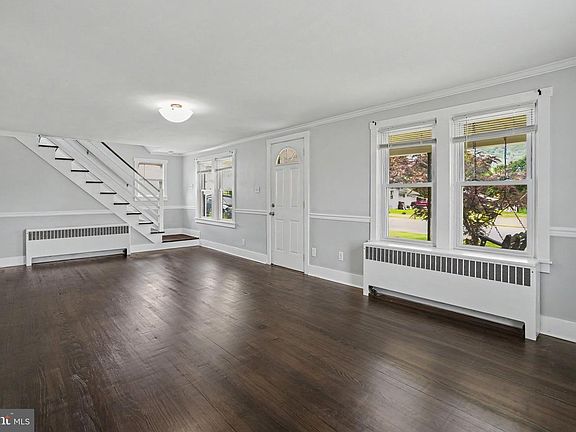 3rd image of 10992 Roxbury Rd