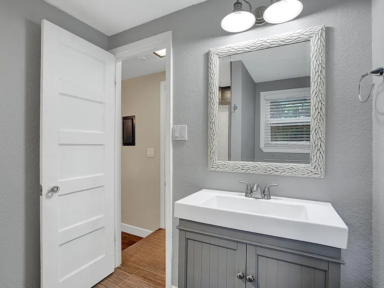 436 W Holland St — Photo 5