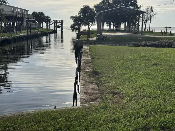 35 3rd Ln, Horseshoe Beach, FL 32648
