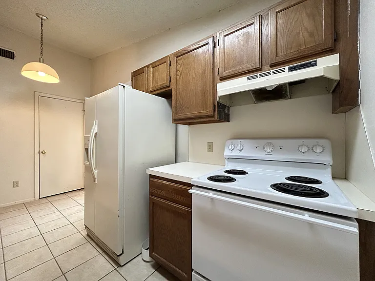 139 N Troy Ave #B — Photo 5